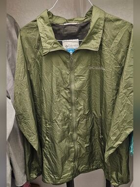 Columbia Olive Green Packable Windbreaker Jacket